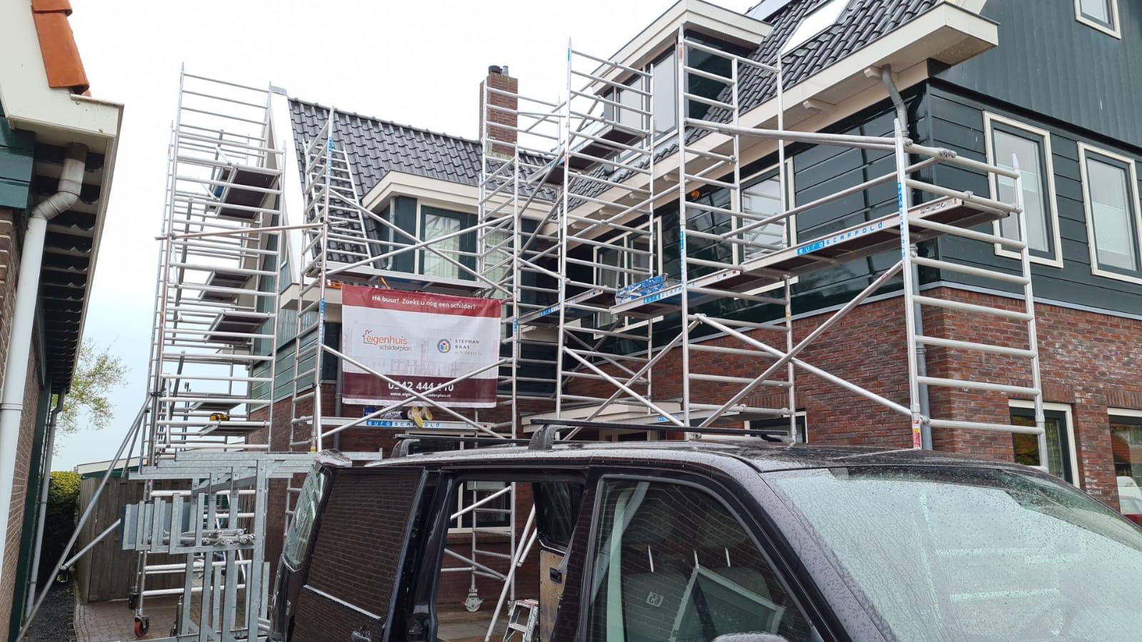 Buitenschilderwerk met steigers in Groningen