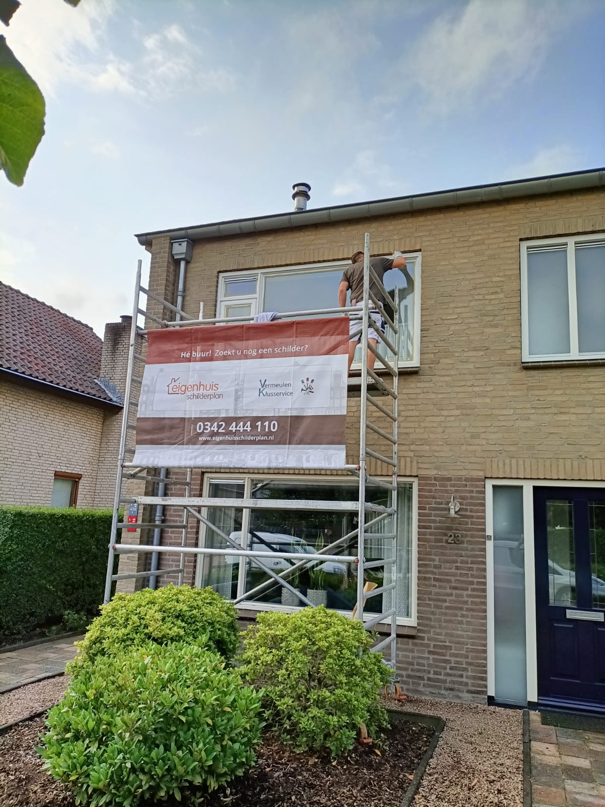 Schilderwerk in uitvoering op steiger in Groningen